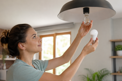 Jak oszczędzać energię w domu: oświetlenie LED, standby, ogrzewanie, pranie i uszczelnienia, by obniżyć rachunki.