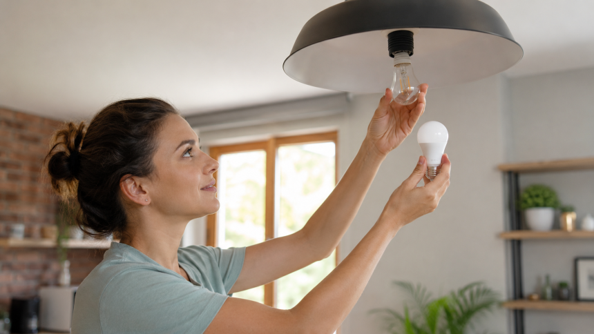 Jak oszczędzać energię w domu: oświetlenie LED, standby, ogrzewanie, pranie i uszczelnienia, by obniżyć rachunki.