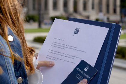 Co to jest stypendium rektora, komu przysługuje, ile wynosi i jak złożyć wniosek — świadczenie za wyniki i osiągnięcia.