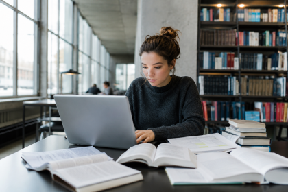 Czeka Cię praca licencjacka? Zobacz, jak ją napisać krok po kroku w 2026 roku: wybór tematu, struktura, pisanie i przygotowanie do obrony.
