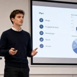 Czeka Cię prezentacja? Zobacz, jak przygotować dobrą prezentację na studiach w 2026 roku i pewnie wystąpić przed grupą.