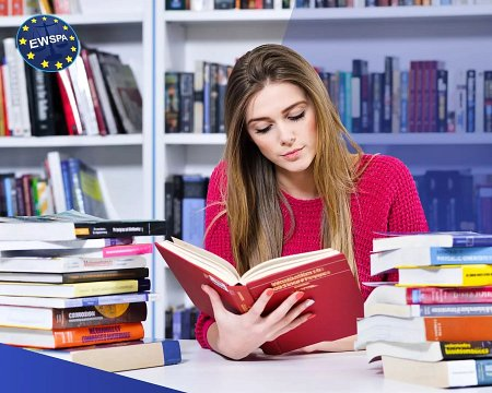 Prawo online czy stacjonarnie? Jak wybrać formę studiów, gdy chcesz łączyć naukę z pracą?